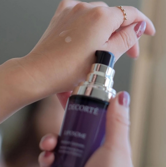 NEW IN BOX Decorte Moisture Liposome Serum .5oz - Picture 2 of 10